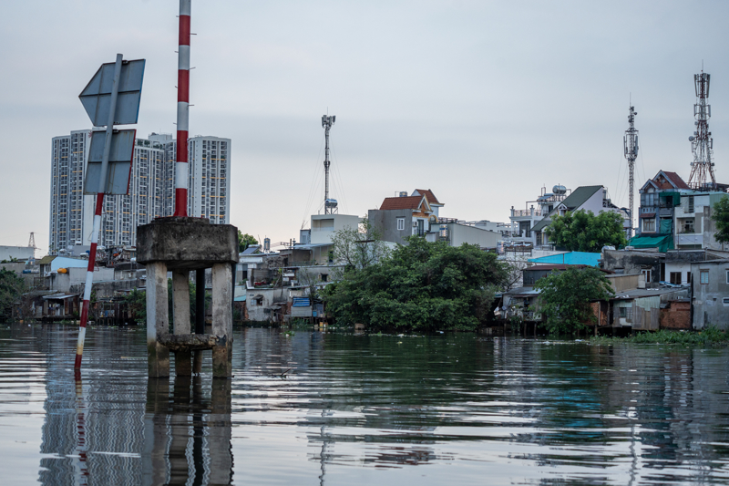 <p><b>KATMAN KATMAN YÜKSELTME</b></p><p><br></p><p>Bazı kaynaklara göre kent 1990'dan bu yana kümülatif olarak yaklaşık 1 metre battı. Evlerin katman katman yükseltilmesi bu aslında bu farkı kapatmak için yapılan bir hayatta kalma mücadelesi.</p>
