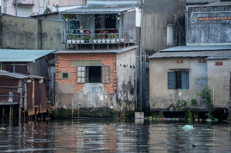<p>Aslında bu doğaçlama çözümler, ayaklarının altındaki toprağın yavaş yavaş teslim olduğu bir metropolün zoraki adaptasyon çabası. </p>