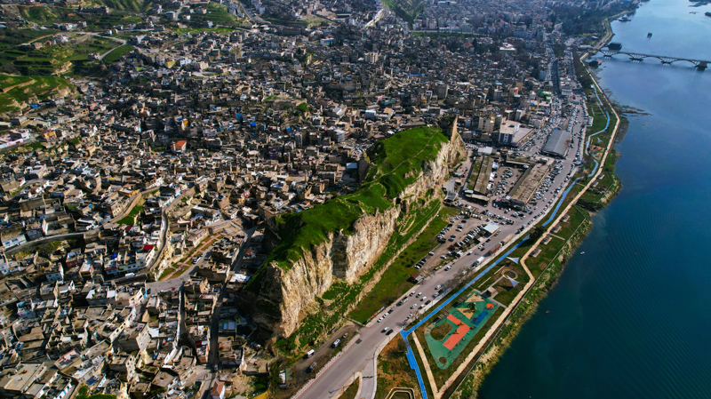 <p>Şehrin dış dünya ile bağlantısını sağlayan ve bugün kısmen ayakta kalan iki önemli kapı bulunmaktadır:</p><p>Urfa Kapısı ve Mercan Kapısı</p>
