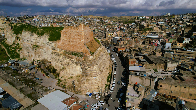 <p>Birecik sadece bir kaleden ibaret değil; kaleyi çevreleyen ve şehri koruyan surlar da bölgenin savunma mimarisinin ayrılmaz bir parçası. </p>