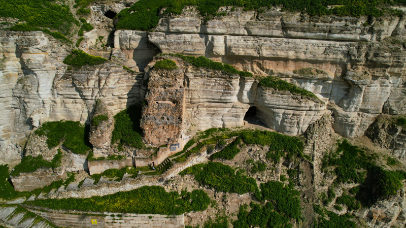 <p>Bölge; stratejik konumu nedeniyle Asur, Hitit, Roma, Arap, Artukoğulları ve Haçlı Kontluğu gibi pek çok güce ev sahipliği yapmıştır. </p><p><br></p><p>Kalenin ismi de bu medeniyetler arasında farklılık göstermişr; Araplar bölgeyi "Bireh" olarak adlandırırken, Osmanlılar "küçük kale" anlamına gelen "Birecik" ismini kullanmışlar. </p>