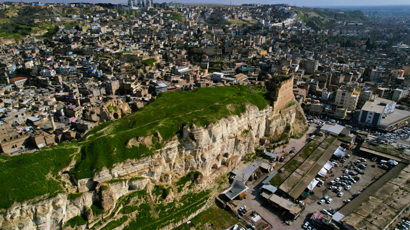 <p>İnşa edildiği beyaz kalker tepeden dolayı tarih boyunca "Beyaz Kale" (Kal'etül Beyza/Beyda) olarak anılmış. Yapı hem askeri mimarisi hem de bölge tarihindeki kilit rolüyle dikkat çekiyor. </p>