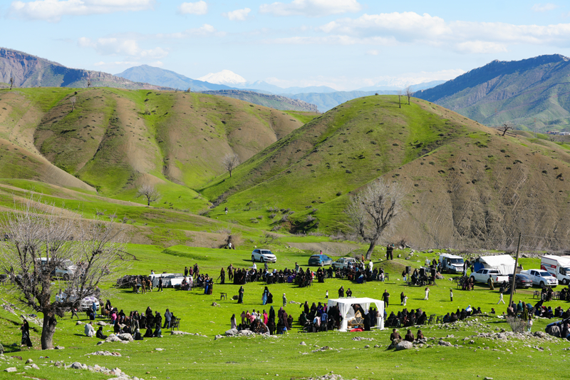 1450 rakımlı Derecik ilçesinde ise hava sıcaklığının artmasıyla ağaçlar çiçek açtı, meralar yeşile büründü. Aylarca ahırlarda bakımı yapılan küçükbaş ve büyükbaş hayvanlar meralara çıkarıldı.