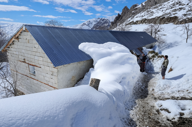 Resul Çiftçi de kış mevsiminin zor geçtiğini, bölgede neredeyse her gün kar yağdığını belirtti.
