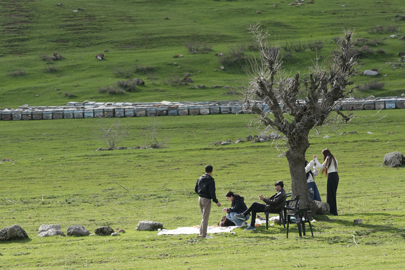 Son yılların en yoğun kar yağışının gerçekleştiği kentte, bazı bölgelerde görülen sıcaklık farklılığı nedeniyle iki mevsim bir arada yaşanıyor.