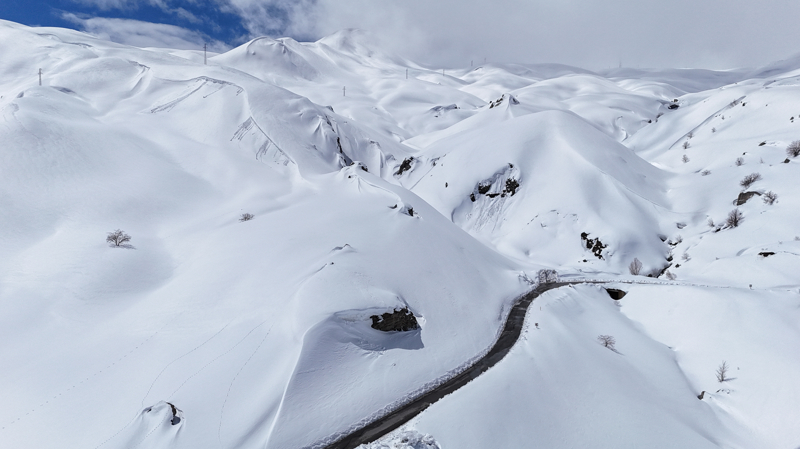 Yüksek kesimler ile bazı dağ köylerinde son günlerdeki yağışların ardından kar kalınlığının yer yer 3-4 metreyi bulduğu Hakkari'de, karla mücadele ekipleri metrelerce karın bulunduğu güzergahlarda yolları ulaşıma açık tutmak için çaba sarf ederken, hayvancılıkla uğraşan vatandaşlar da karla mücadeleye devam ediyor.