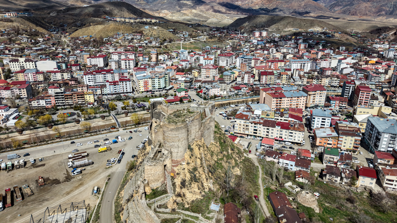 <p><b>OLTU KALESİ HAKKINDA BİLİNENLER<br></b><br></p><p>Oltu Kalesi, kesme taş işçiliği ve binlerce yıla yayılan mimari mirasıyla bölgenin geçmişine ışık tutuyor. Erzurum Valiliği'nin kayıtlarında da vurgulandığı üzere, stratejik konumu nedeniyle Bizans'tan Selçuklu'ya, Akkoyunlu ve Karakoyunlu'dan Osmanlı'ya kadar pek çok medeniyetin elinden geçmiş ve her dönemde titiz onarımlarla korunmuş. </p>