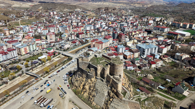 <p>Günümüzde şehrin mahallelerini çevreleyen dış surlar zamana yenik düşerek silinmiş olsa da, doğal kayalıklar üzerine inşa edilen ve <b>"Ehmedek" </b>olarak da adlandırılan iç kale, heybetli burçlarıyla varlığını sürdürüyor.</p>