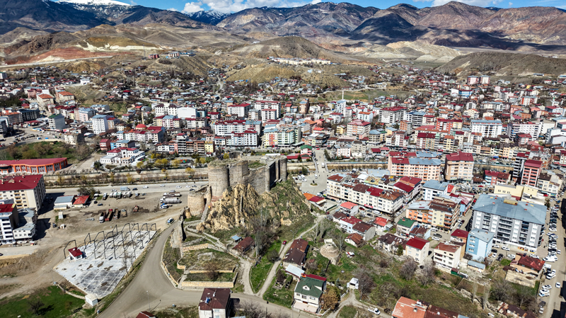 <p>Oltu Kalesi'nin kuzeybatıdaki burç ve sınır duvarlarının geçmişte çok daha görkemli bir nitelik taşıdığı düşünülüyor.</p>
