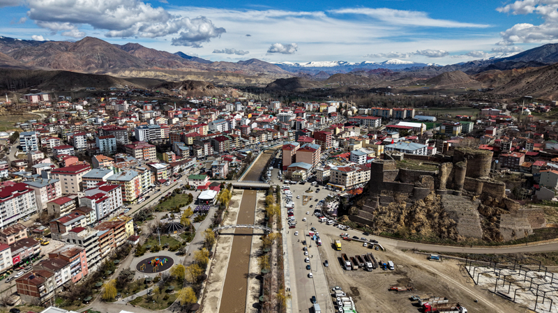 <p><b>ÇALIŞMALAR BAŞLAYACAK</b><br><br></p><p>Yakın zamanda başlanacak proje doğrultusunda kalenin orijinal yapısına uygun şekilde restore edilerek güvenli hale getirilmesi, çalışmaların tamamlanmasının ardından ise yeniden ziyarete açılarak ilçe turizmine katkı sağlaması hedefleniyor.</p>