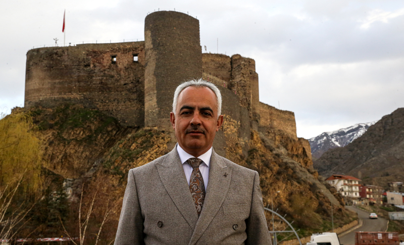 <p><b>ÖZELLİĞİ NE?</b><br><br></p><p>Oltu Belediye Başkanı Adem Çelebi, AA muhabirine, kalenin etrafında büyüdüğünü ve kendisi için de çok büyük bir anlamı olduğunu söyledi.</p><p>Restorasyon çalışmalarının çok kısa süre sonra başlanacağını ifade eden Çelebi, "Urartular'dan itibaren var olan bir yapı. Bunun başka bir özelliği var ki hiçbir kalemizde böyle bir ana kayaç üzerinde, şehrin ortasında yükselen bir kalemiz yok. Her şeyiyle farklı. Oltu'nun tamamına hakim, müthiş bir güzellik." dedi.</p>