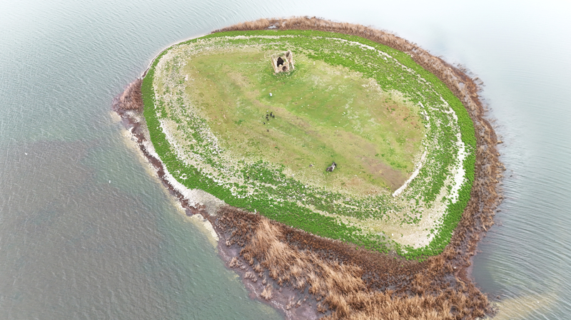 <p><b>Kuraklık endişemiz azaldı</b></p><p><br></p><p>Bölgede çiftçilik ve arıcılıkla uğraşan 57 yaşındaki Abdil Honamlıoğlu, AA muhabirine yaptığı açıklamada, gölde ciddi su çekilmeleri yaşandığını söyledi.</p><p>Son yağışlarla endişelerinin azaldığını belirten Honamlıoğlu, "Son yağışlar çok iyi oldu, su seviyesi yeniden yükselmeye başladı. Su bilinçli ve tasarruflu kullanılmalı. Özellikle tarımsal sulamada damla sulama sistemlerinin tercih edilmesi gerekiyor." ifadelerini kullandı.</p>