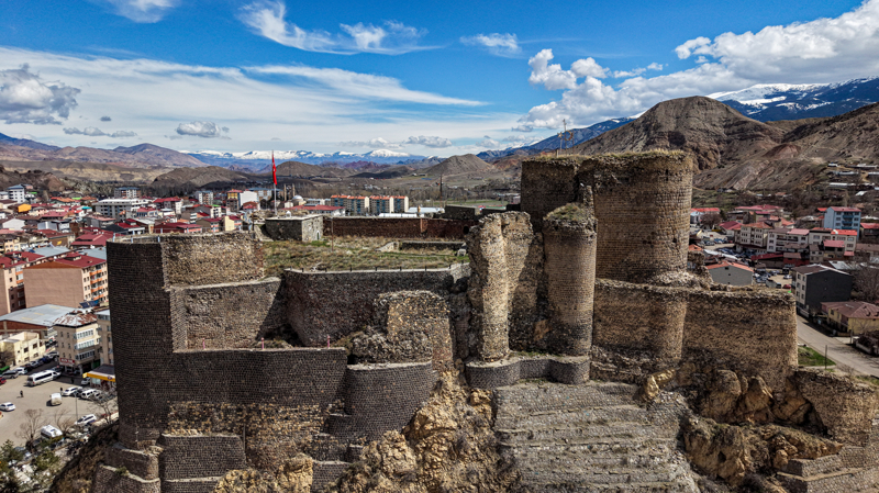 <p><b>GİZLİ SU YOLU</b><br><br></p><p>Ehmedek'ten Oltu Çayı'na kadar uzanan gizli su yolu, olası bir kuşatma anında yaşamın devamlılığını sağlayan stratejik bir detay. Ayrıca kalenin doğu eteğinde bulunan ve kökeni Selçuklulara uzanan tarihi hamam, künkler aracılığıyla iç kale ile doğrudan bir bağ kurarak yapıya bütünlük kazandırıyor. </p>