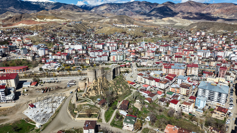 <p>Oltu Kalesi'nin kuzeybatıdaki burç ve sınır duvarlarının geçmişte çok daha görkemli bir nitelik taşıdığı düşünülüyor.</p>