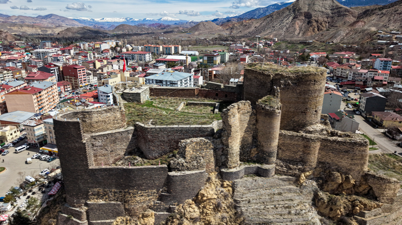 <p>İç kale üzerinde, sarnıçlar, bir türbe, bir şapel ile kale muhafızlarına ait mekânlar bulunuyor.</p>