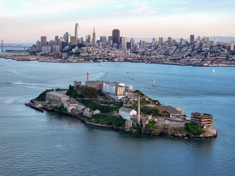 <p>Alcatraz, Trump'ın uzun süredir üzerinde durduğu bir konu. Trump; daha önce yaptığı bir açıklamada Alcatraz'ın "Amerika'nın en acımasız ve azılı suçlularını barındırmak üzere" kapsamlı bir şekilde büyütülüp yeniden inşa edilmesi talimatını verdiğini söylemişti. </p><p><br></p><p>Trump, Alcatraz'ın yeniden açılmasının hukukun, nizamın ve Adaletin sembolü olacağını savunuyor</p>