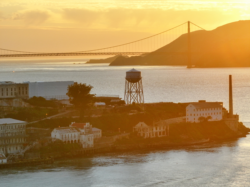 <p>Günümüzde yılda yaklaşık 1,2 milyon turistin ziyaret ettiği Alcatraz, 21 Mart 1963 tarihinde Robert F. Kennedy döneminde kapatıldı. Kapatılma nedenleri arasında altyapı yetersizliği ve fahiş bakım maliyetleri vardı. Bununla birlikte cezaevindeki kötü koşullar da tartışma konusuydu. </p>