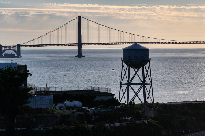 <p><b>NASIL KAÇTILAR?</b></p><p><b><br></b></p><p>Alcatraz'da toplam 14 firar girişimi oldu. Hala konuşulan ise Frank Morris önderliğinde, John ve Clarence Anglin kardeşlerin kaçışı oldu.</p><p><br></p><p>Morris ve Anglin kardeşler, haftalarca kimseye fark ettirmeden kendi hücrelerindeki küçük havalandırmalardan koridora doğru bir delik açtı ve gardiyanların saat başı kontrole geleceğini bildikleri için, kendi maketlerini yaparak yatağa uyur vaziyette bırakıp üzerini örttü. </p><p><br></p><p>Mahkumlar maketlerin başlarına gerçek saçlarını yapıştırdı.</p><p>Koridordan havalandırmaya tırmandıktan sonra, buradaki demir çubukları bükerek çatıya çıkan söz konusu 3 mahkum, ardından su borularına tutunarak aşağıya indi ve 11 Haziran 1962'de kayıplara karıştı.</p><p><b><br></b></p><p><br></p>