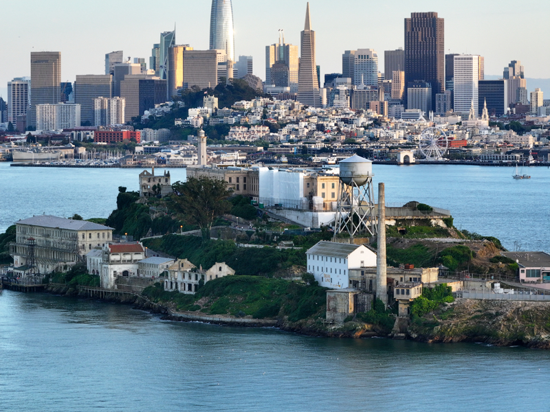 <p><b>SIR OLARAK KALAN KAÇIŞ</b></p><p><br></p><p>Alcatraz, ABD'nin en tehlikeli suçlularından bazılarını barındırıyordu. Aşılmaz bir kale olarak kabul ediliyordu. </p><p><br></p><p>12 Haziran 1962'nin erken saatlerinde üç mahkumun adadan kaçtığı anlaşıldı. </p><p><br></p><p>Mahkumlar hapishaneden kaçmış olsalar da, o dönem yetkililer adadan ayrılmaya çalışırken boğularak öldükleri sonucuna vardılar. </p><p><br></p><p><br></p>