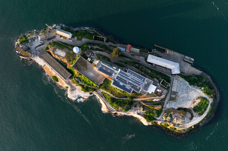 Çünkü o yıl tarihin en ünlü ve gizemli hapishane firarlarından biri yaşanmıştı. "Kaçılamaz" olarak bilinen Alcatraz Federal Hapishanesi'nden üç mahkumun kaçması hala tam olarak çözülememiş bir sır olmayı sürdürüyor.