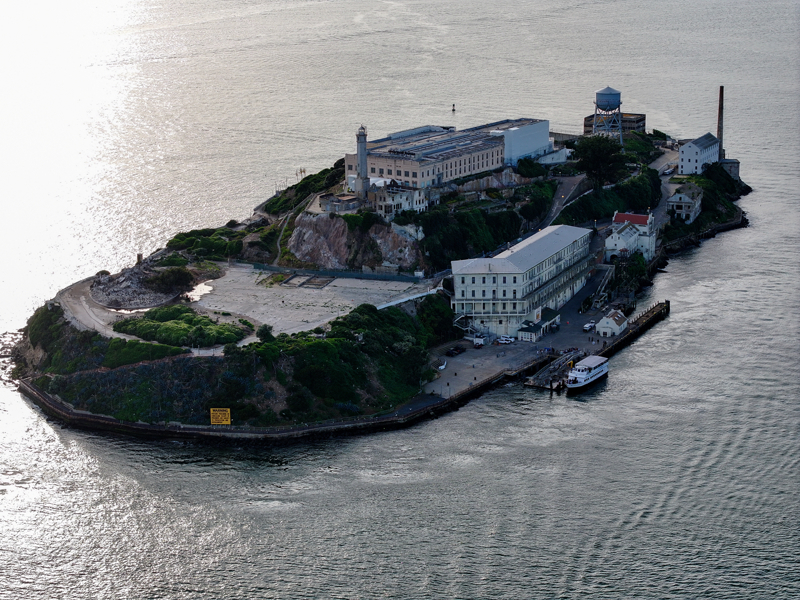 <p><b>FİLMLERE KONU OLDU</b></p><p><b><br></b></p><p>Alcatraz pek çok filme de konu olmuştu. Başrolünde Clint Eastwood'un yer aldığı Alcatraz'dan Kaçış en çok bilinenlerden. <b></b></p><p><br></p><p>Bir diğer önemli yapım ise Burt Lancaster'ın biyografik filmi Alkatraz Kuşçusu. Aksiyon-gerilim türündeki The Rock filmi de Alcatraz'da geçiyordu. </p>
