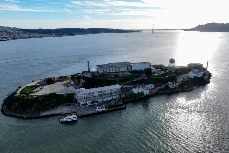 <p><b>KAYA ADIYLA DA BİLİNİYOR</b></p><p><br></p><p>San Francisco açıklarında bir adada yer alan ve "Kaya" (The Rock) olarak bilinen Alcatraz, yaklaşık 30 yıl boyunca federal cezaevi olarak hizmet vermiş; Al Capone, George "Machine Gun" Kelly ve James "Whitey" Bulger gibi ülkenin en tehlikeli suçlularına ev sahipliği yapmıştı. </p>