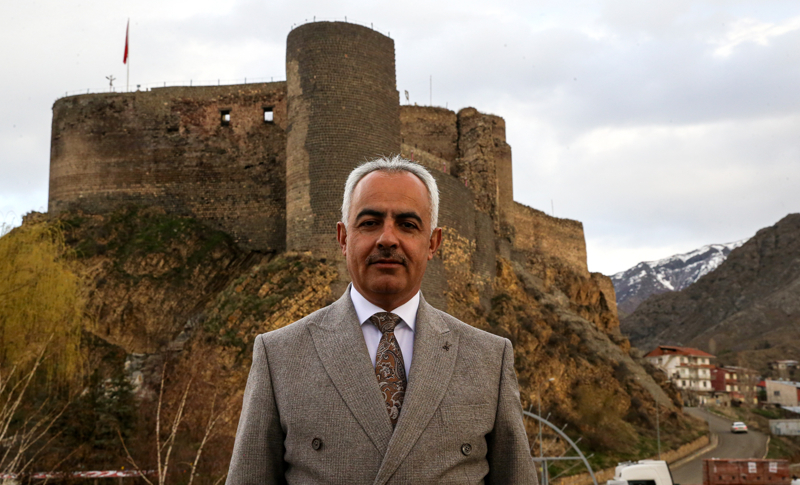 <p><b>ÖZELLİĞİ NE?</b><br><br></p><p>Oltu Belediye Başkanı Adem Çelebi, AA muhabirine, kalenin etrafında büyüdüğünü ve kendisi için de çok büyük bir anlamı olduğunu söyledi.</p><p>Restorasyon çalışmalarının çok kısa süre sonra başlanacağını ifade eden Çelebi, "Urartular'dan itibaren var olan bir yapı. Bunun başka bir özelliği var ki hiçbir kalemizde böyle bir ana kayaç üzerinde, şehrin ortasında yükselen bir kalemiz yok. Her şeyiyle farklı. Oltu'nun tamamına hakim, müthiş bir güzellik." dedi.</p>