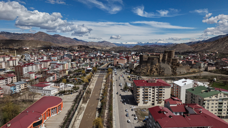 <p><b>KALEYİ AÇMAK BİZİM İÇİN ÇOK KIYMETLİ</b></p><p><br>Çelebi, kaliteli bir restorasyon süreci geçireceklerini belirterek, "Kaleyi ziyarete açmak bizim için çok kıymetli. Turizm geliri elde edebilmeniz için gelen vatandaşın gezeceği rota olması lazım. Sadece bir eser için olmuyor. İnsanların en az bir gününü ayırması lazım. Dolayısıyla Oltu Kalesi de bunlardan biri. Kalede ziyaretçilerin vakit geçirebilecekleri alanlar oluşturulacak. Bunun içerisinde diğer destinasyonları da katarak, en azından gelen ziyaretçilerimize burada hoş bir vakit geçirmelerini sağlayacağız." diye konuştu.</p>