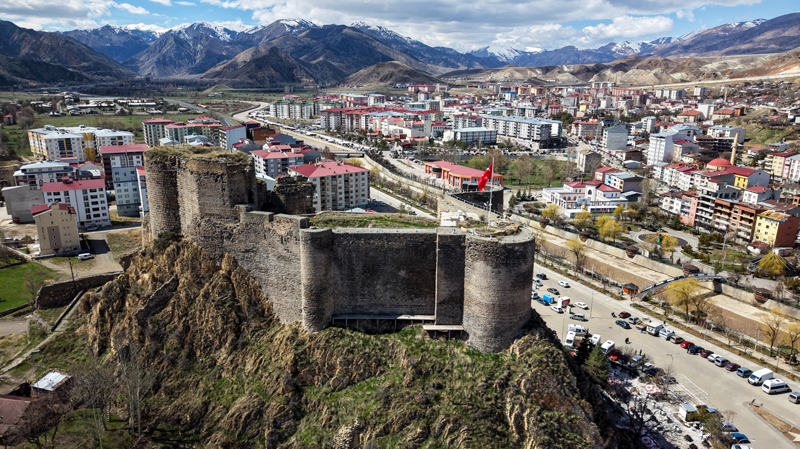 <p>Oltu ilçe merkezinde yer alan ve milattan önce 4'üncü yüzyılda Urartular tarafından inşa edildiği düşünülen kale, mimarisi ve dik kayalıklar üzerindeki konumuyla dikkati çekiyor.</p>