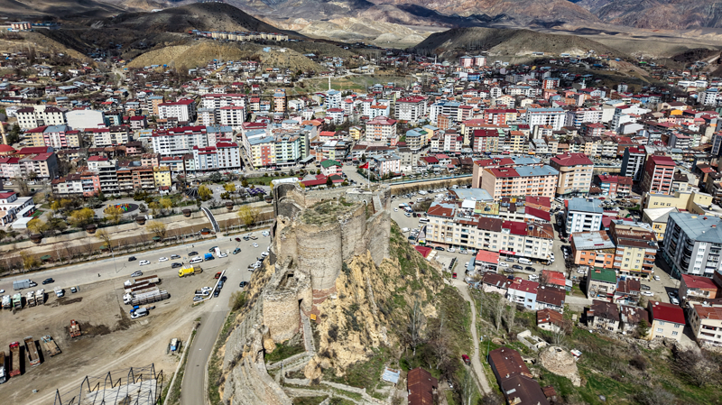 <p><b>OLTU KALESİ HAKKINDA BİLİNENLER<br></b><br></p><p>Oltu Kalesi, kesme taş işçiliği ve binlerce yıla yayılan mimari mirasıyla bölgenin geçmişine ışık tutuyor. Erzurum Valiliği'nin kayıtlarında da vurgulandığı üzere, stratejik konumu nedeniyle Bizans'tan Selçuklu'ya, Akkoyunlu ve Karakoyunlu'dan Osmanlı'ya kadar pek çok medeniyetin elinden geçmiş ve her dönemde titiz onarımlarla korunmuş. </p>