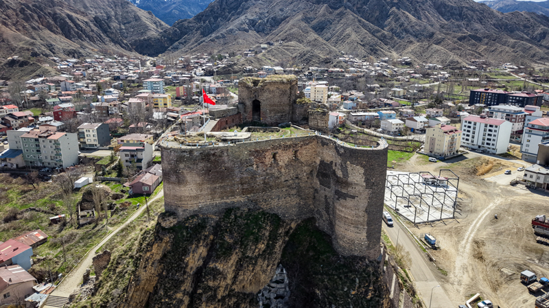 <p><br></p><p>Bu makalenin ardından <span ><a href="https://www.platinonline.com/seyahat/turkiyede-buyuk-iskenderin-alamadigi-kale-gibi-kent-1096614" >Türkiye'de: Büyük İskender'in alamadığı 'kale' gibi kent </a>başlıklı yazıya da bakabilirsiniz.</span></p>