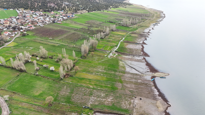 <p>Beyşehir Gölü kıyısında bulunan ve Türkiye'de üzerinde yerleşim bulunan tek tatlı su adası olma özelliği taşıyan Mada Adası'nda, yağışlarla birlikte göldeki doluluk oranı arttı.</p>