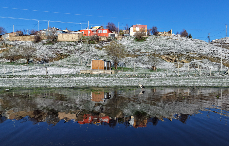 Hafik ilçesinde gece saatlerinde etkili olan kar yağışıyla bölge beyaz örtüyle kaplandı.