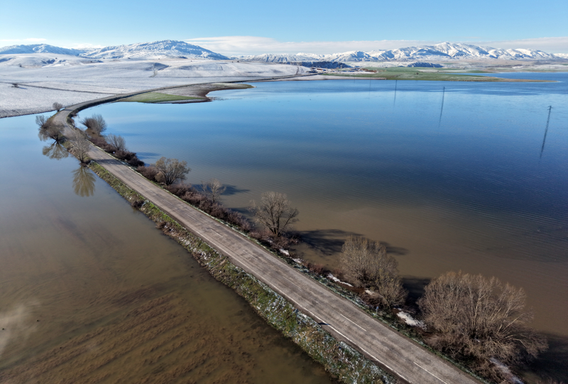 İlçe merkezine 2 kilometre mesafede bulunan Hafik Gölü çevresi de kar yağışıyla birlikte beyaza büründü.