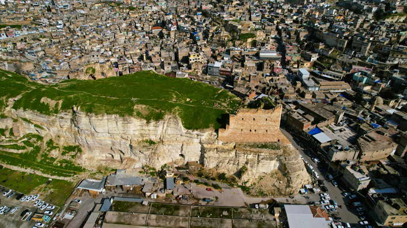 <p>Birecik Kalesi, büyük kesme taşlardan inşa edilen ve yüksekliği 30-40 metreye ulaşan devasa duvarlarıyla döneminin en korunaklı yapılarından biri. </p><p><br></p><p>Bu sarp duvarlar üzerinde yükselen 12 burç, savunma sistemini tamamlayan en önemli unsurlar. Kalenin 19. yüzyıldaki görünümü, 1857 yılında Paris'te yayımlanan <b>"L'illustration: Journal Universel"</b> adlı dergideki gravürlere dahi konu olmuş, Avrupa literatüründe de kendine yer bulmuş.<br><br></p><p><i>Kalenin eski tasviri<a href="https://www.kulturportali.gov.tr/portal/birecik-kalesi" > için</a><b > <a href="https://www.kulturportali.gov.tr/portal/birecik-kalesi">bu sayfaya</a></b> bakabilirsiniz.</i></p>
