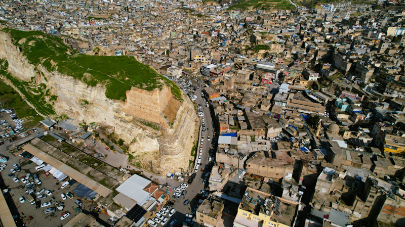 Güneydoğu Anadolu'nun en stratejik noktalarından birinde, Fırat Nehri'nin geçiş güzergâhına ve uçsuz buçsuz Birecik Ovası'na hâkim bir kaya kütlesi üzerinde yükselen Birecik Kalesi, binlerce yıllık bir tarihin sessiz tanıklığını yapıyor. 