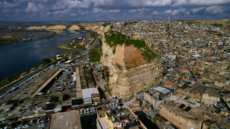 <p><b>BİRECİK NE DEMEK?</b></p><p><br></p><p>Türkiye Diyanet Vakfı İslam Ansiklopedisi'ne göre yakın tarihte Yakındoğu'nun önemli merkezlerinden biri olan Birecik'in bu ünlü kalesi, yüzyıllarca şehrin savunmasında önemli rol oynamış ve devamlı olarak tahkim edilmiştir.</p><p>TDV'ye göre "Ârâmîce Bîrsâ kelimesinden türeyen ve Arapça el-bîre (kale, hisar), mahallî Halep dilinde Bârâcık, halk dilinde Belecik şeklinde kullanılan ve XVI. yüzyılda Berecük imlâsıyla yazılan Birecik "küçük kale" demektir"</p>