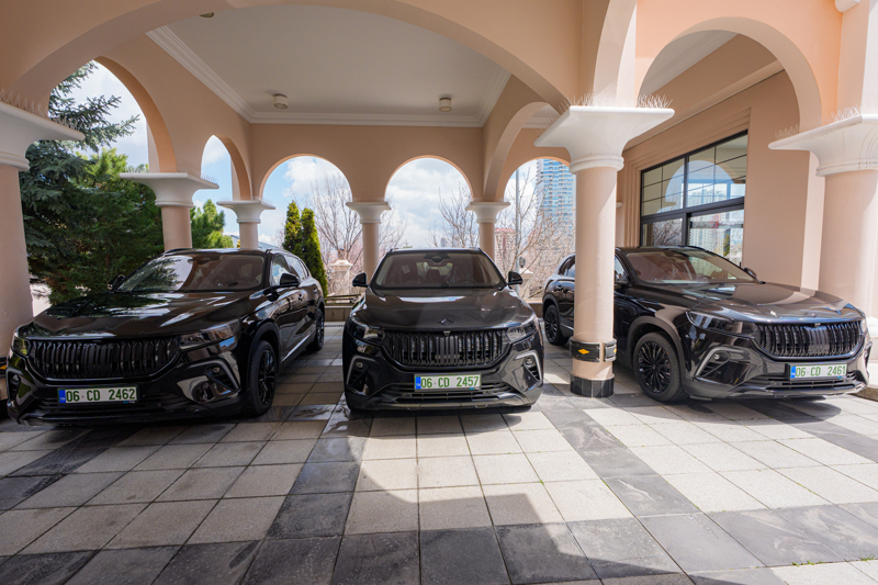 Katar'ın Ankara Büyükelçisi Faisal Abdulla Al-Henzab, AA muhabirine yaptığı açıklamada, Katar'ın Türk sanayisinin kalitesine ve gelişimine duyduğu artan güvene, teknolojik ve ileri sanayi alanlarındaki kayda değer ilerlemelere işaret ederek, "Katar'ın Türkiye nezdindeki diplomatik misyonunun, yerli üretim Togg marka araçlar satın aldığını gururla ifade etmek isterim." dedi.