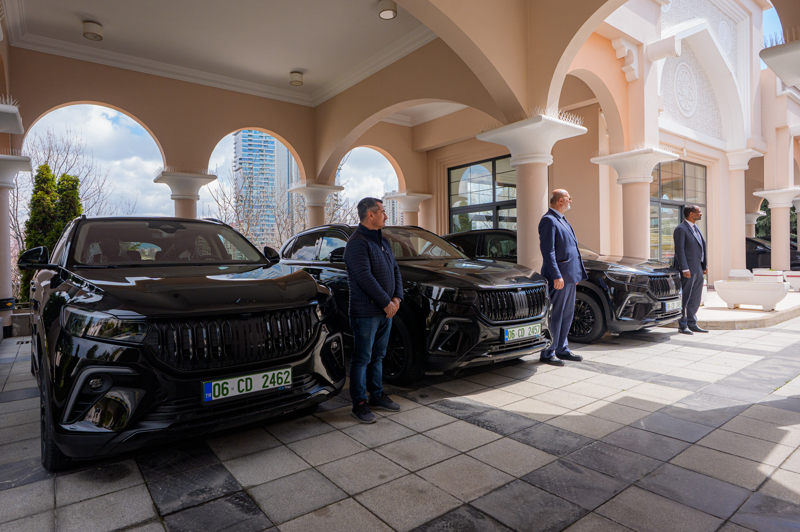 Al-Henzab, bu tercihin Katar ile Türkiye arasındaki köklü kardeşlik ilişkileri ve artan stratejik ortaklık çerçevesinde gerçekleştiğini vurgulayarak, "Bu ilişkiler sayesinde farklı işbirliği alanlarını, özellikle ekonomi, sanayi ve teknoloji alanlarını desteklemeye ve güçlendirmeye özen göstermekteyiz." diye konuştu.