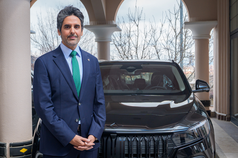 <p>Büyükelçi Al-Henzab, şunları kaydetti:</p><p>"Bu yaklaşımın, Türk sanayisinin kaydettiği nitelikli başarıları takdir ettiğimizi ve sürdürülebilir kalkınma yollarını güçlendirmeye katkıda bulunan yenilikçi modelleri desteklemeye özen gösterdiğimizi yansıttığını vurgulamak isterim. İki kardeş ülke arasında daha verimli ve yapıcı işbirliğinin devamını da dört gözle bekliyoruz."</p>