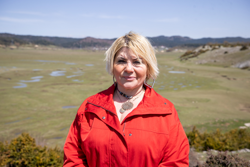 <p>Ziyaretçilerden İlknur Öztaş ise daha önce televizyonda görüp beğendiği yaylayı görmek için İstanbul'dan geldiğini söyledi.</p><p><br></p><p>Doğa harikası yeri gördüğü için çok mutlu olduğunu dile getiren Öztaş, "Videolar ve fotoğraflar çektirdim. Arkadaşımla güzel anılar biriktirdik. Yeşili ve mavisi çok güzel. Su dolu çukurlar vardı, üzerinden atladık, sonra da mendereslerin etrafında gezdik, fotoğraflar çektirdik, çok beğendim. Arkadaşımla tekrar gelmeyi düşünüyorum." şeklinde konuştu.</p>