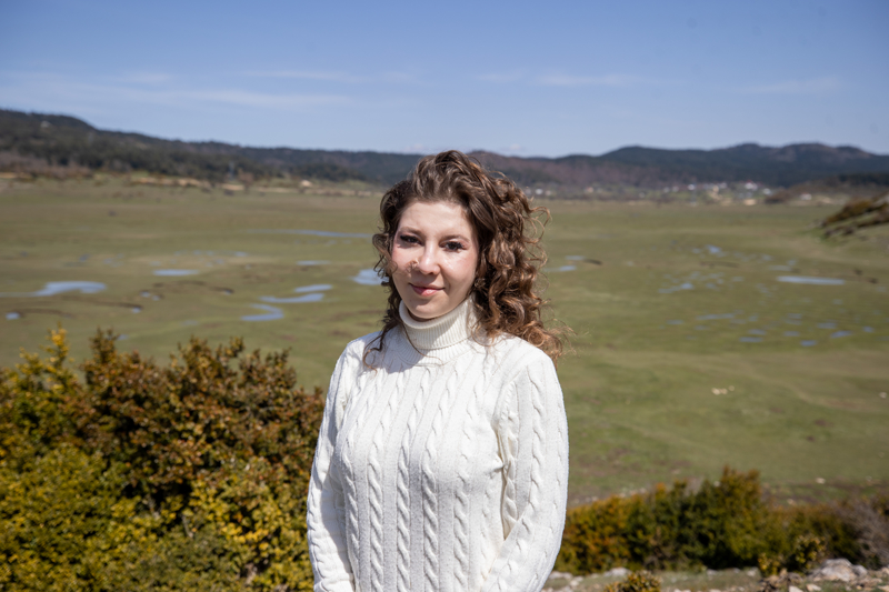 Sakarya'dan Nisanur Karaçay da uzun zamandır görmek istediği Karagöl Yaylası'na geldiği için mutlu olduğunu belirterek, "İnanılmaz keyifliyim. <p><br></p><p>Maviye de yeşile de doydum. Doğal yapısı o kadar farklı ki gerçekten herkesin görmesi gereken farklılıkta. Çok özel, çok güzel bir yer. </p><p><br></p><p>Bol bol fotoğraf ve video çektim, bir sürü anı biriktirdim. Gezdim, gördüm çok mutluyum." ifadelerini kullandı.</p>