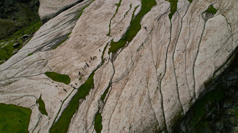  Uzaktan bakıldığında çevresiyle bütünleşmiş heybetli bir kaleyi andıran bölge, stratejik konumuyla tarih boyunca pek çok medeniyete ev sahipliği yaptı.