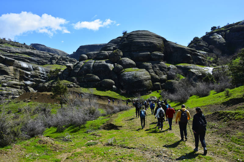 <b data-path-to-node="2,1,0" data-index-in-node="0">:</b> Profesyonel dağcılık grupları ve doğa yürüyüşçüleri için zorlu bir tırmanış parkuru sunan kale, zirveye ulaşıldığında ziyaretçilerini benzersiz bir panoramik manzara ile ödüllendiriyor.