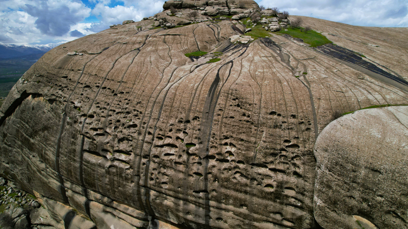 <p>İç kalenin içerisinde çok sayıda sarnıç var olması da dikkat çekiyor.</p>