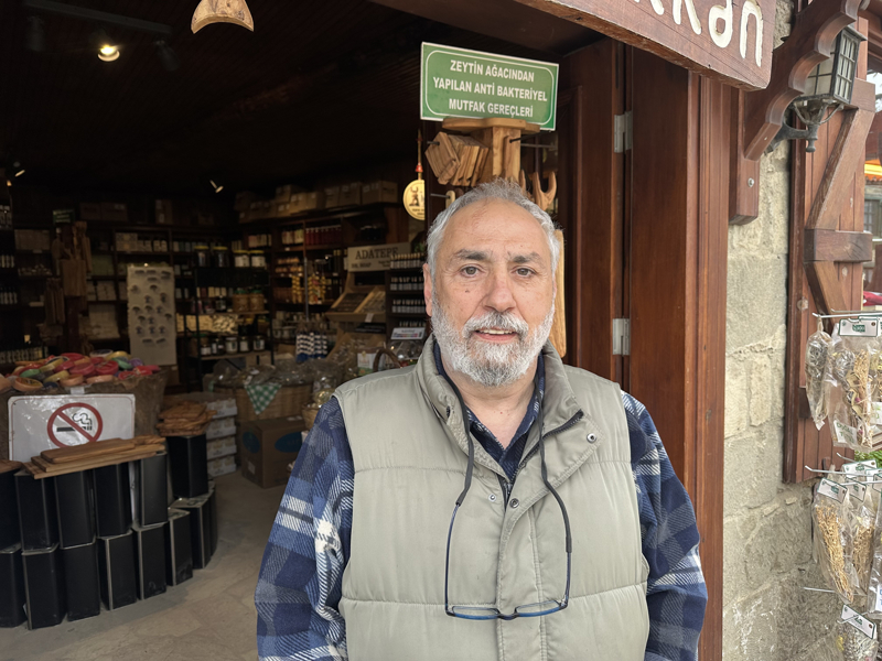 <p><b>ADAYLIK NEDENİYLE MUTLULAR</b></p><p><b><br></b></p><p>Otel işletmecisi Mehmet Şoförtakımcı, BM'nin bu kararını sevinçle karşıladıklarını belirterek, "Çünkü köyümüz korunup değiştirilmeden bugüne getirilmiş bir köy." dedi.</p><p>Adaylığı öğrenince köy halkı ve işletmeciler olarak çok heyecanlandıklarını dile getiren Şoförtakımcı, "İnşallah belki de en iyi köy seçileceğiz. Bu da bizi daha çok memnun edecek." diye konuştu.</p>