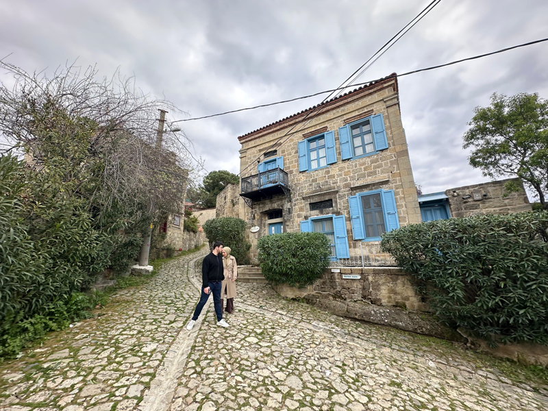 <p><b>AÇIK HAVA MÜZESİ GİBİ</b></p><p><br></p><p>Ayvacık Kaymakamı Mustafa Karaali, AA muhabirine, Adatepe köyünün sahip olduğu özgün taş mimarisi, doğayla iç içe geçmiş tarihi dokusu ve yüzyıllara dayanan kadim geçmişiyle sadece yörenin değil, dünya kültür mirasının da çok değerli bir parçası olduğunu anlattı.</p><p><br></p><p>Köyün bugünlere özgünlüğünü yitirmeden, bir açık hava müzesi zarafetiyle ulaşmasının devletin korumacı politikaları, yerel halkın derin bağlılığı ve turizm işletmecilerinin özenli çalışmalarının ortak bir sonucu olduğunu vurgulayan Karaali, şöyle devam etti:</p><p>"Çanakkale Valiliği, İl Özel İdaresi, Kültür ve Turizm İl Müdürlüğü ve Ayvacık Kaymakamlığı olarak ilçemizin eşsiz turizm potansiyelini sürdürülebilir ve doğaya saygılı bir anlayışla daha da ileriye taşımak için gayret gösteriyoruz. Adatepe'nin bu prestijli uluslararası arenada ülkemizi temsil edecek olması, kırsal kalkınma ve kültürel turizm hedeflerimizin ne denli doğru bir zeminde ilerlediğinin en açık kanıtıdır. Bu güzel sürecin köyümüzün dünyanın en iyi turizm köyü seçilmesiyle taçlanmasını temenni ediyorum."</p>