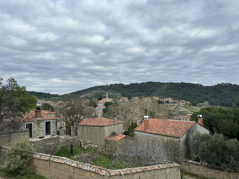 <p><b>ADATEPE KÖYÜ'NDE NELER VAR?</b></p><p><br></p><p>Tarihi camisi, taş mektebi, Arnavut kaldırımlı sokakları ve eşsiz manzarasıyla ünlü Zeus Altarı'nın bulunduğu köy, Truva, Pers, Roma, Selçuklu ve Osmanlı dönemlerinden izler taşıyor.</p>