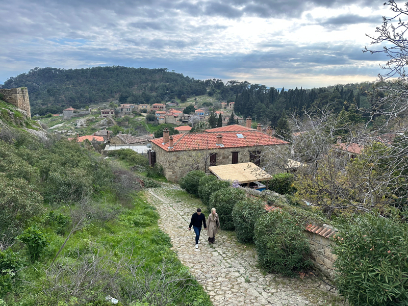 <p>Kaymakamlığın sitesinde "Ana binaları iki katlı olup, yaşam alt katta geçmekte, üst katta ise yatma bölümleri bulunmaktadır. Çatılar kiremitlidir, ancak toprak dam olan yapıların çatıları, yazın kışlık erzak kurutmak için kullanılır." bilgisi paylaşılıyor. </p>