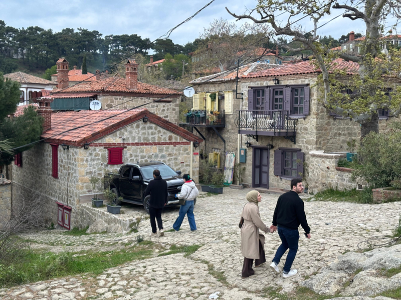 Genellikle iki katlı taş yapılarıyla dikkat çeken köyde, bütün yapılar iç avlulu ve bahçeli